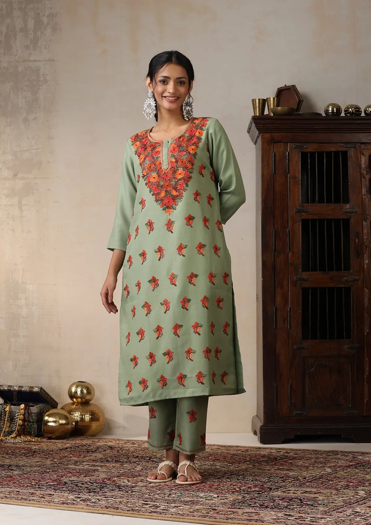 HOC Crafts Woollen Aari Embroidered Solid Women's 2 PC Long Kurta Set - Green