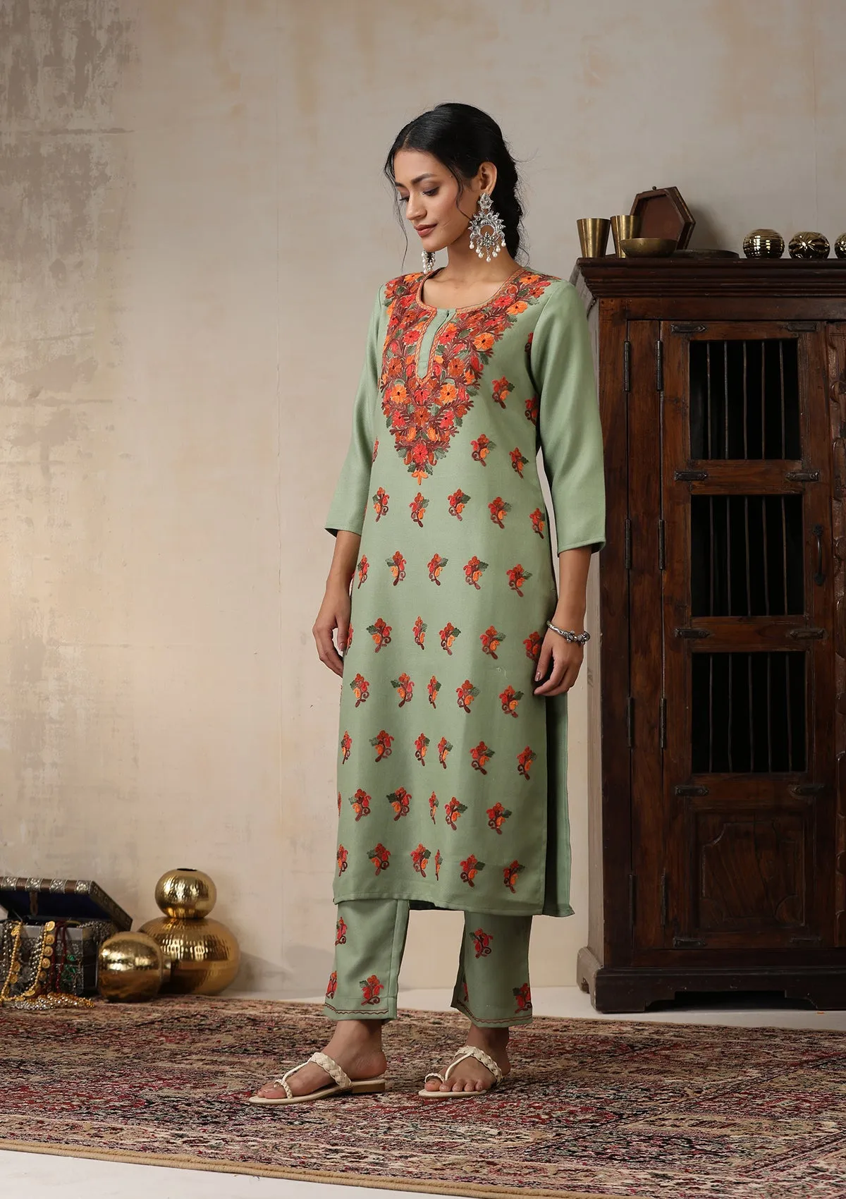 HOC Crafts Woollen Aari Embroidered Solid Women's 2 PC Long Kurta Set - Green