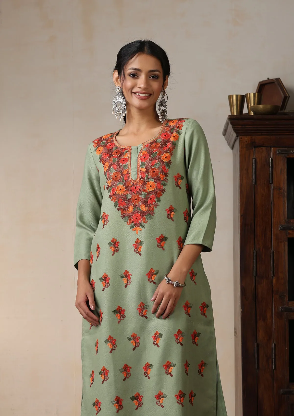 HOC Crafts Woollen Aari Embroidered Solid Women's 2 PC Long Kurta Set - Green